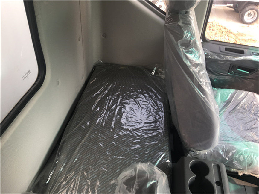 东风多利卡D9 6.8米冷藏车